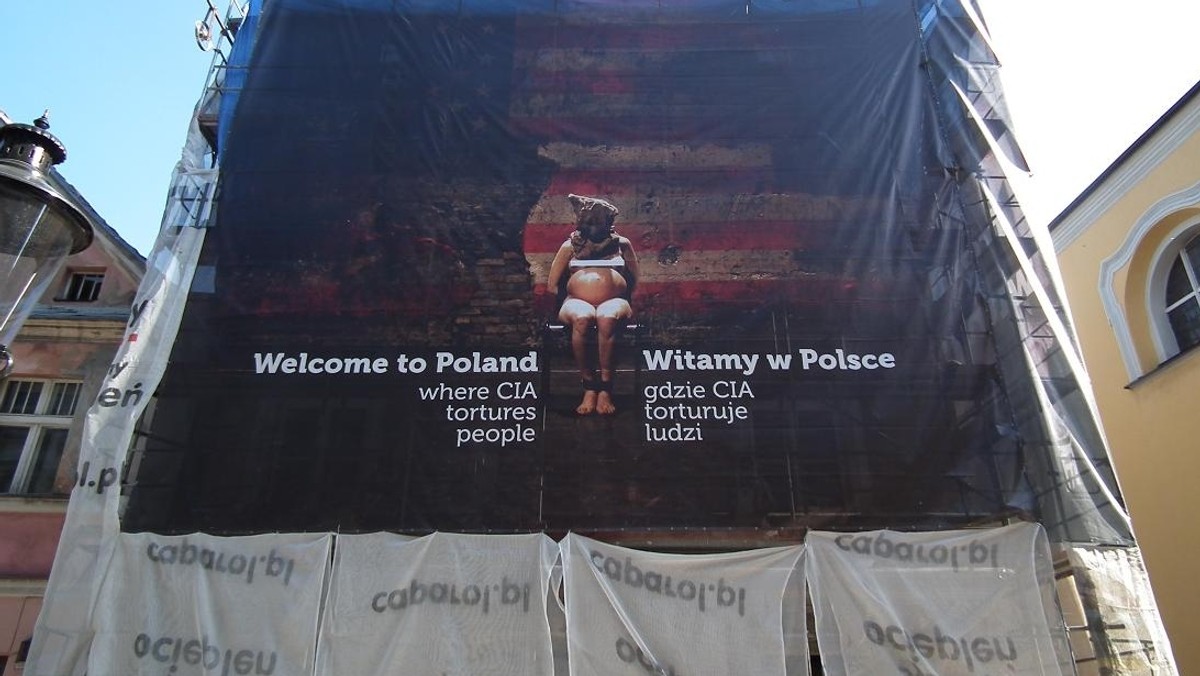 "Polska The Times": Od kilku dni elewację kamienicy na rogu ulicy Kramarskiej i Żydowskiej w Poznaniu zdobi bardzo specyficzny billboard. Na tle zadrapanej i brudnej flagi Stanów Zjednoczonych siedzi kobieta z workiem na głowie. Ma skrępowane ręce i nogi, a jej okrągły brzuch jednoznacznie wskazuje, że jest w końcowej fazie ciąży. Całość dopełnia napis w dwóch językach: "Witamy w Polsce, gdzie CIA torturuje ludzi".