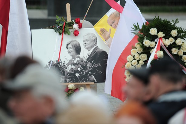 Przemówienia, odsłonięcie tablicy i marsz. PiS ma już scenariusz obchodów 10 kwietnia