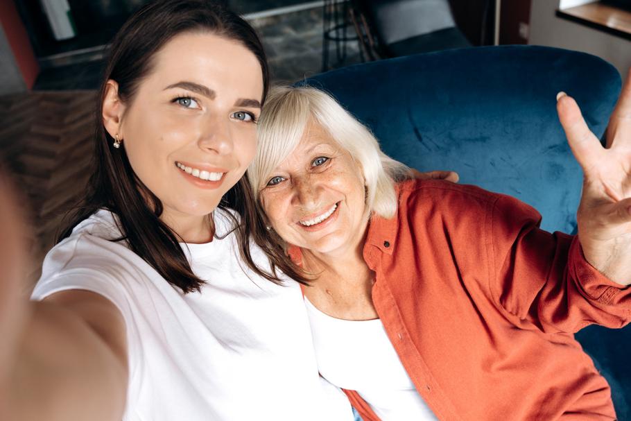 Selfie z babcią (zdjęcie ilustracyjne)