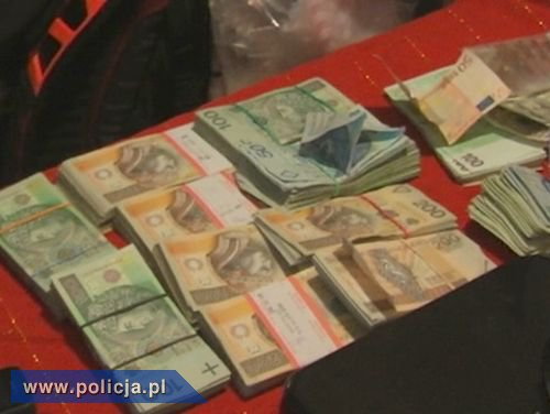 Pieniądze znalezione przez policjantów w mieszkaniach na terenie Warszawy, należących do grupy mokotowskiej