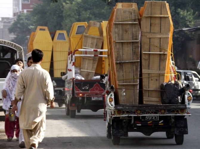 Na miejsce tragedii zwożonych jest dziesiątki trumien