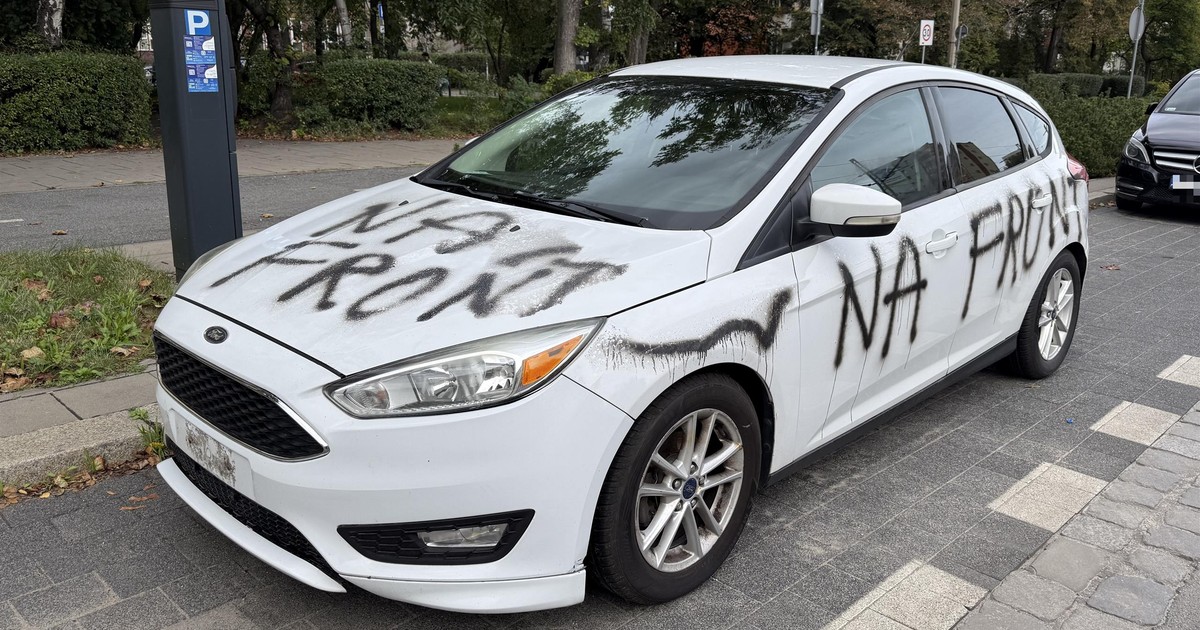 Ktoś bezmyślnie zniszczył auto Ukrainki. Namalowane słowa wywołują oburzenie. "Nie wierzyła..."