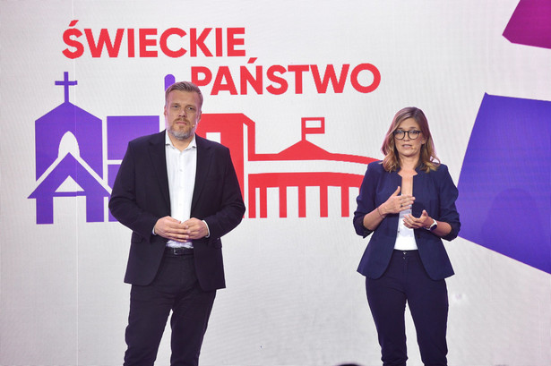 Posłowie Lewicy Adrian Zandberg (L) oraz Magdalena Biejat (P)