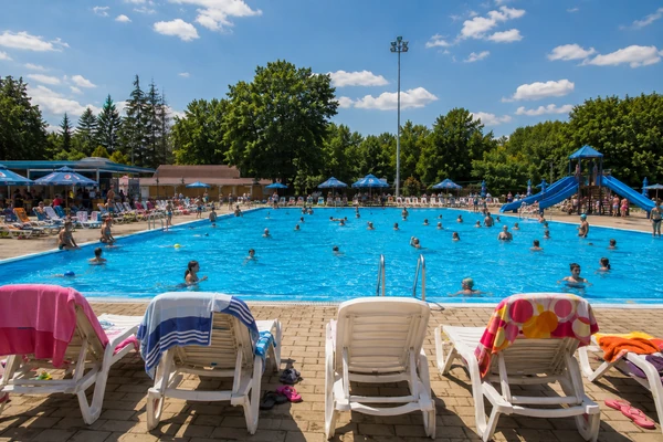 Žena zaspala PORED BAZENA, PA POČELA ŽIVA DA GORI: Organi počeli da OTKAZUJU zbog jedne greške koju svi pravimo, primljena u bolnicu sa OPEKOTINAMA