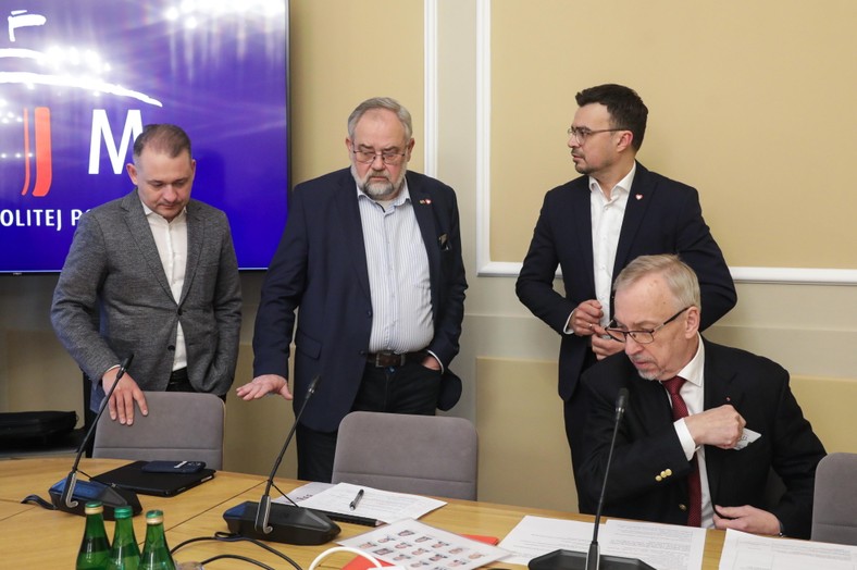 Posłowie KO: przewodniczący komisji Bogdan Zdrojewski (z prawej),  Maciej Wróbel (drugi z prawej). Piotr Adamowicz (drugi z lewej)  oraz Wojciech Król (pierwszy z lewej), podczas posiedzenia sejmowej Komisji Kultury i Środków Przekazu w Sejmie