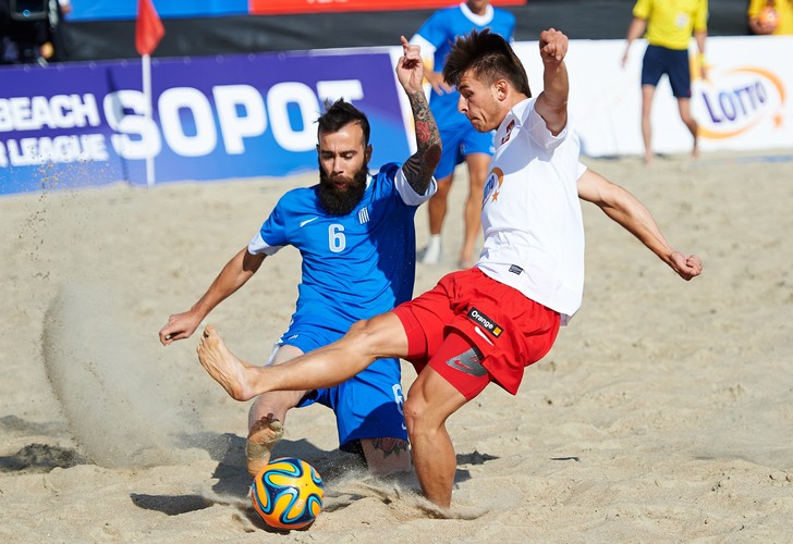 W pojedynku o piłkę akcji gracz reprezentacji Polski Witold Ziober (L) i Grek Konstantinos Papastathopulos (P) w meczu turnieju Europejskiej Ligi Beach Soccera w Sopocie
