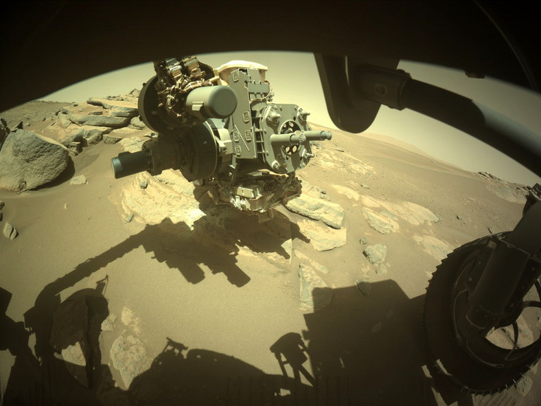 Na zdjęciu łazik NASA poruszający się po powierzchni Marsa w pobliżu formacji skalnych