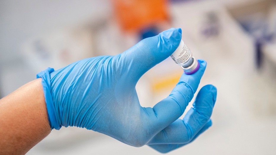 Mindenki számára ingyenesen biztosítják a koronavírus elleni oltás / Fotó: MTI/Mónus Márton