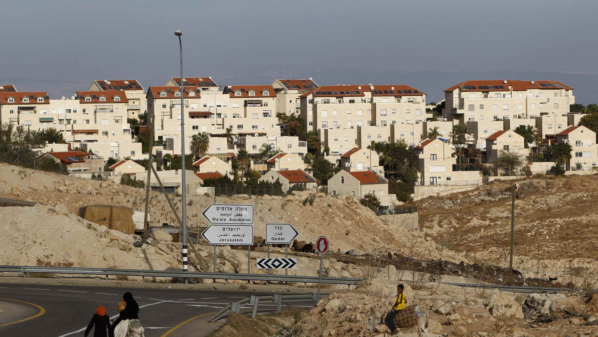 Ukazujące się w krajach europejskich gazety oceniają bardzo krytycznie plany rządu Izraela, który zapowiedział budowę nowych osiedli na okupowanych terenach Zachodniego Brzegu Jordanu oraz we wschodniej Jerozolimie.