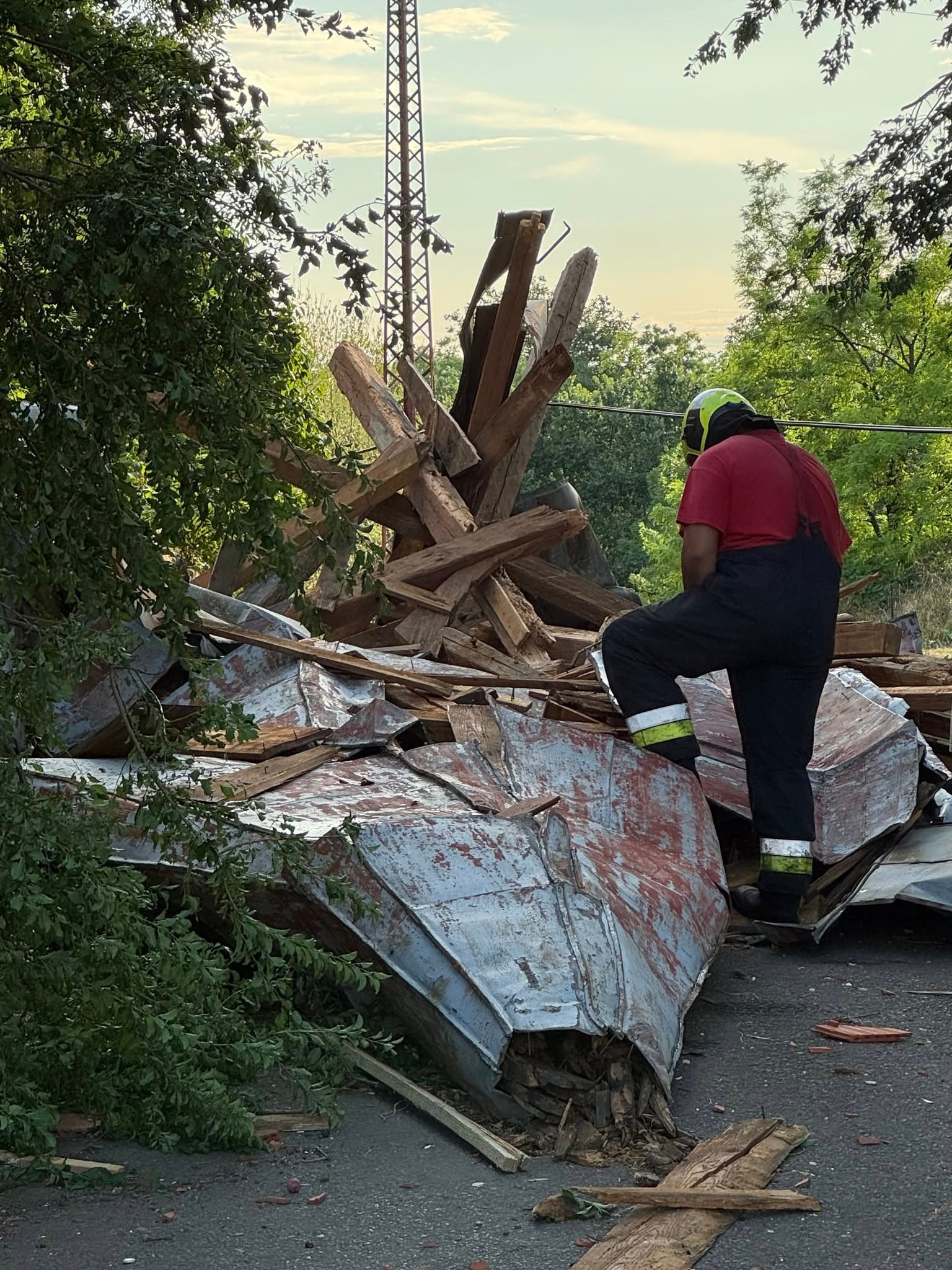 V maďarskej obci Sáp sa pod náporom silného vetra zrútila veža kostola.