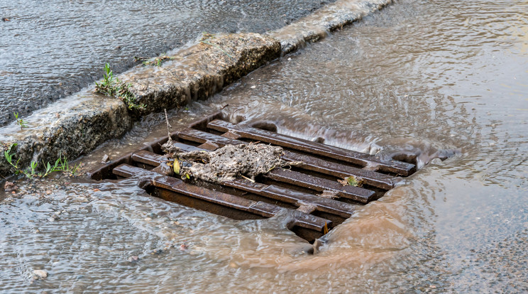 A vízelvezető csatornák képtelenek voltak meg-birkózni a hömpölygő áradattal, hamar megteltek./ Fotó: GettyImages