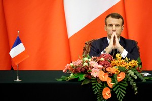 Emmanuel Macron coraz bardziej kontrowersyjny i mało skuteczny