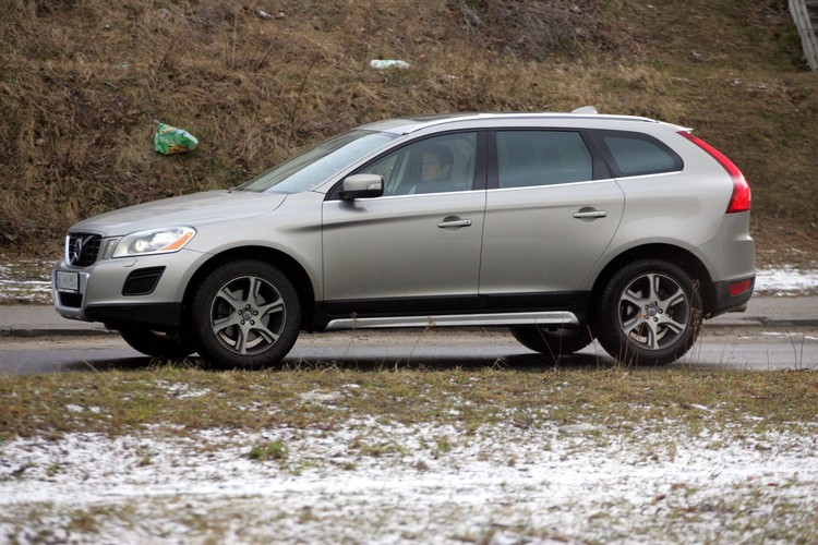 Sławomir Nowak sfotografowany za kierownicą nowego volvo XC60