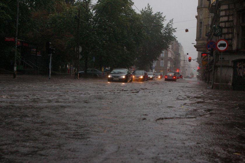 Alarm dla Łodzi. Idą burze, trąby powietrzne i grad