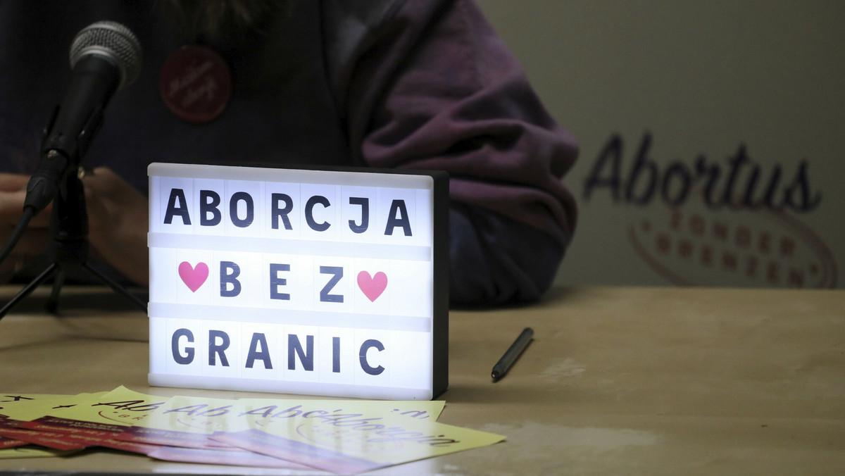 Dzisiaj Aborcja Bez Granic obchodzi rok swojej działalności, w trakcie której udzielono pomocy ponad 5 tys. osobom. Tylko od wyroku TK zaostrzającego prawo aborcyjne w Polsce do działaczek Aborcji Bez Granic zadzwoniło ponad 2 tys. osób. 70 kobiet wyjechało z Polski, aby przerwać ciążę. Wśród nich były osoby, które jeszcze przed wyrokiem TK mogłyby przerwać ciążę legalnie w Polsce. - To nie przestępstwo, a nasz obowiązek. Działamy legalnie - mówią osoby, które stoją za Aborcją bez Granic.