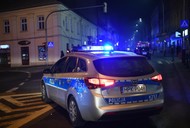 adiowóz policyjny przed jedną z kamienic policja bomby