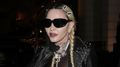 Nowe zdjęcia "chorej" Madonny z lotniska. Uwagę zwraca jeden szczegół