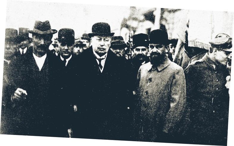 Premier Wincenty Witos, marszałek Sejmu Wojciech Trąmpczyński i poseł Stefan Sołtyk idą na nabożeństwo do warszawskiej katedry św. Jana, marzec 1921 r.