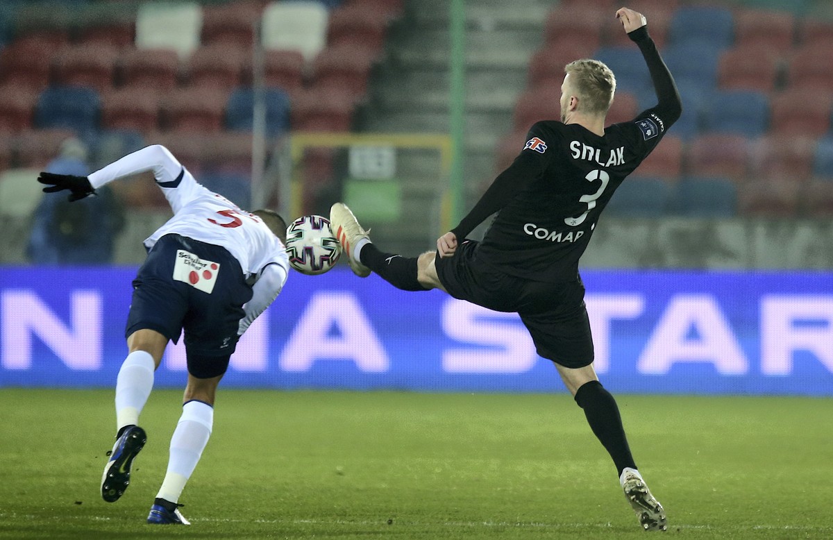 Piłkarz drużyny Górnik Zabrze Stefanos Evangelou (L) i Michal Siplak (P) z zespołu Cracovia podczas meczu Ekstraklasy