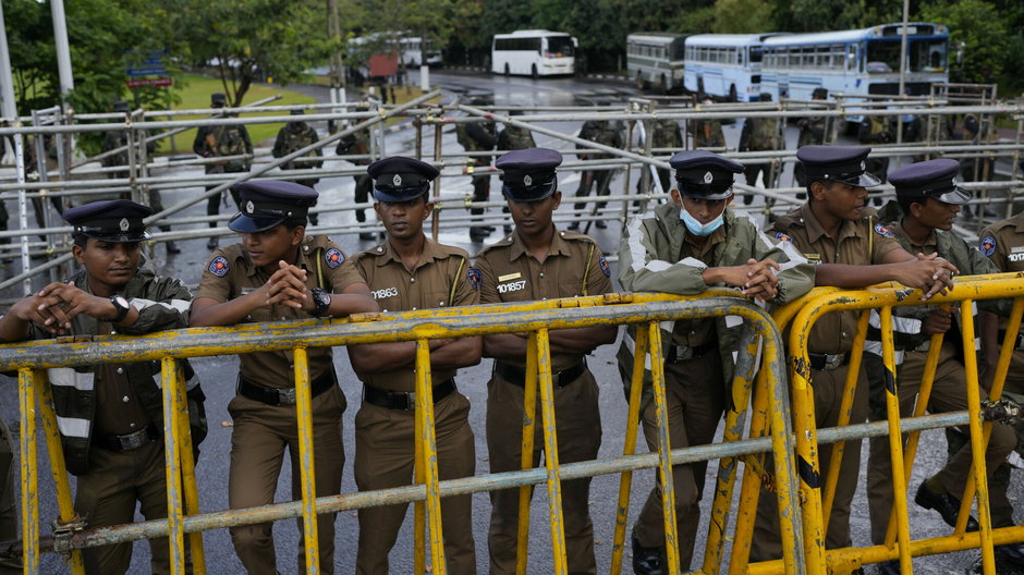 Policjanci stoją na straży przed budynkiem parlamentu w Kolombo na Sri Lance