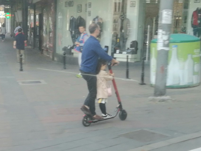 Među čestim prekršajima je i da roditelji prevoze decu na ovom električnom vozilu