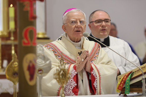 Metropolita krakowski arcybiskup Marek Jędraszewski wkrótce przejdzie na emeryturę. Według wcześniejszych informacji miałby zamieszkać w zabytkowej rezydencji w Krakowie