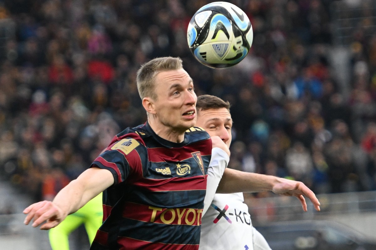 Piłkarz Pogoni Szczecin Mariusz Malec (przód) i Fabian Piasecki (tył) z Rakowa Częstochowa podczas meczu Ekstraklasy