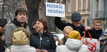 Protesty przed spotkaniem z Kaczyńskim w Legnicy. Okrzyki: będziesz siedział! Pierwszy raz... było tak blisko!