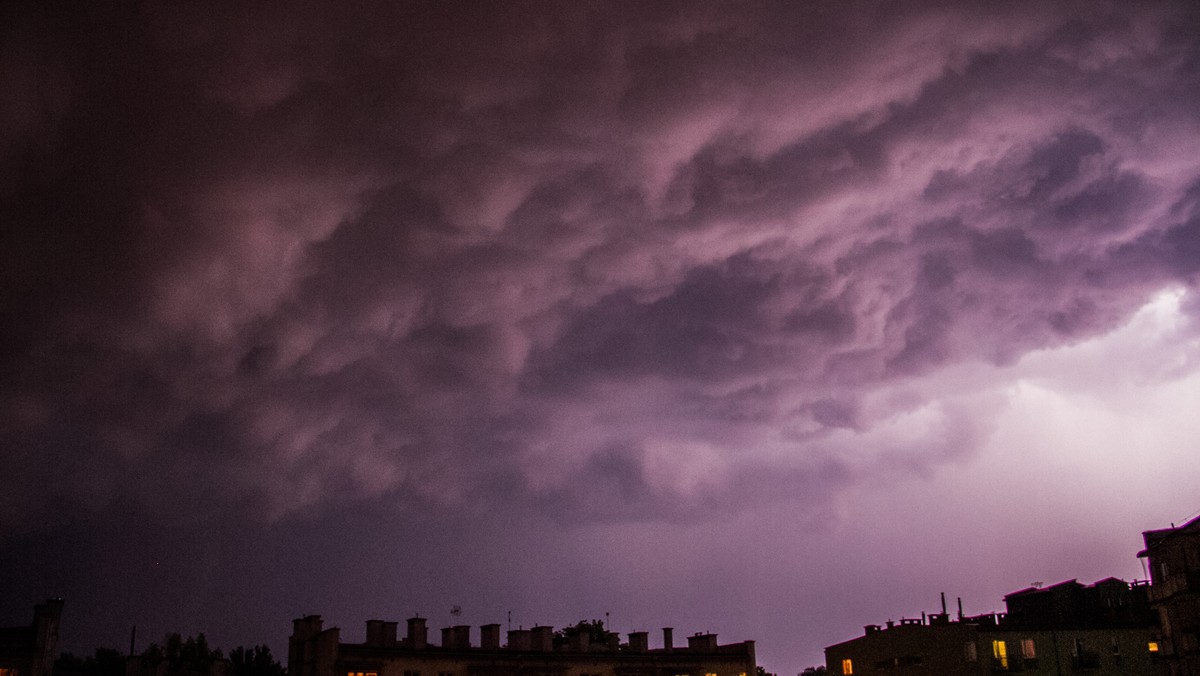 Dzisiaj do późnych godzin wieczornych w Krakowie może zagrzmieć. Oprócz burz, synoptycy przewidują także silne opady deszczu oraz gradu.