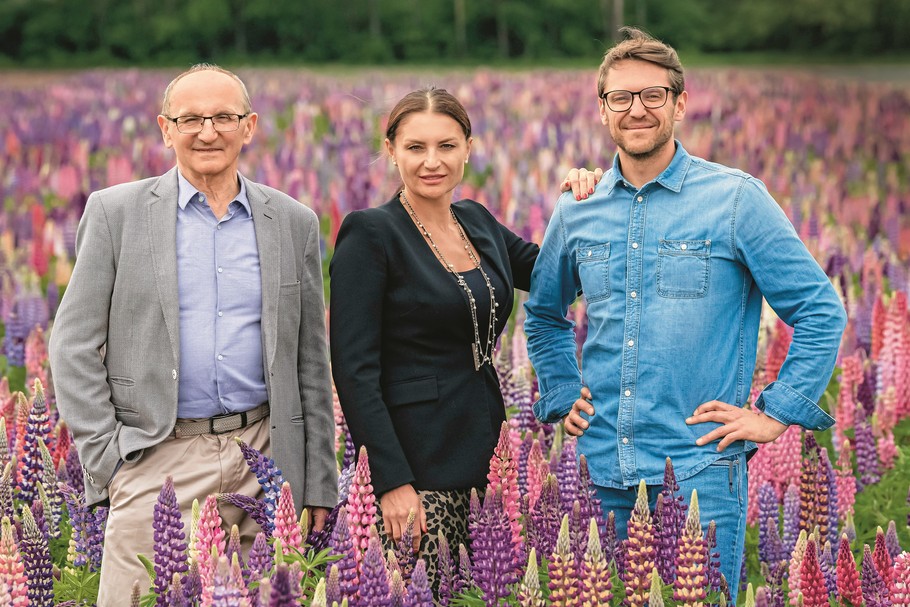 Wiesław Legutko, (z lewej), założyciel rodzinnej firmy nasiennej, od ponad dekady kieruje nią wspólnie z dziećmi: Joanną i Adamem. Sukcesorzy dali firmie „nowy start”