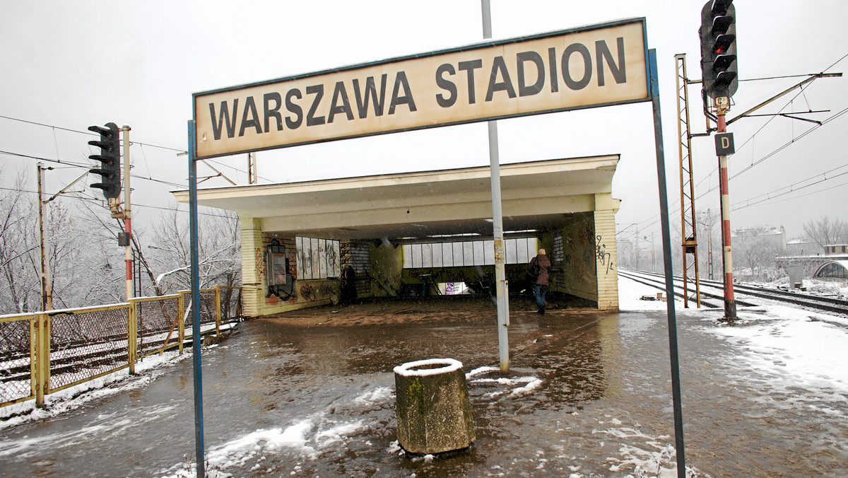 Prace przy remoncie budynku stołecznego dworca kolejowego Stadion prawdopodobnie rozpoczną się w kwietniu - poinformował rzecznik Grupy PKP Łukasz Kurpiewski. Prace przy remoncie torów trwają od dzisiejszej nocy.