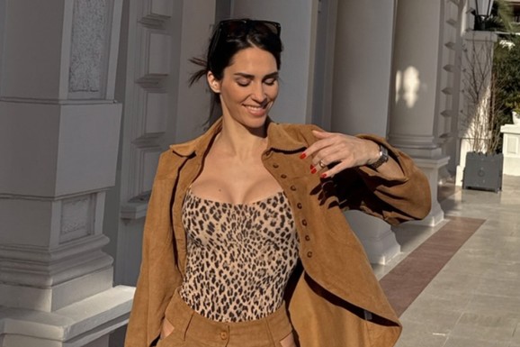 DRSKO I BEZ DONJEG VEŠA ŠETA ULICOM Modni zemljotres Jelisavete Orašanin: Glumica u panatalonama sa RUPAMA NA BOKOVIMA okrenula sve naglavačke - izbacila i silikonske grudi