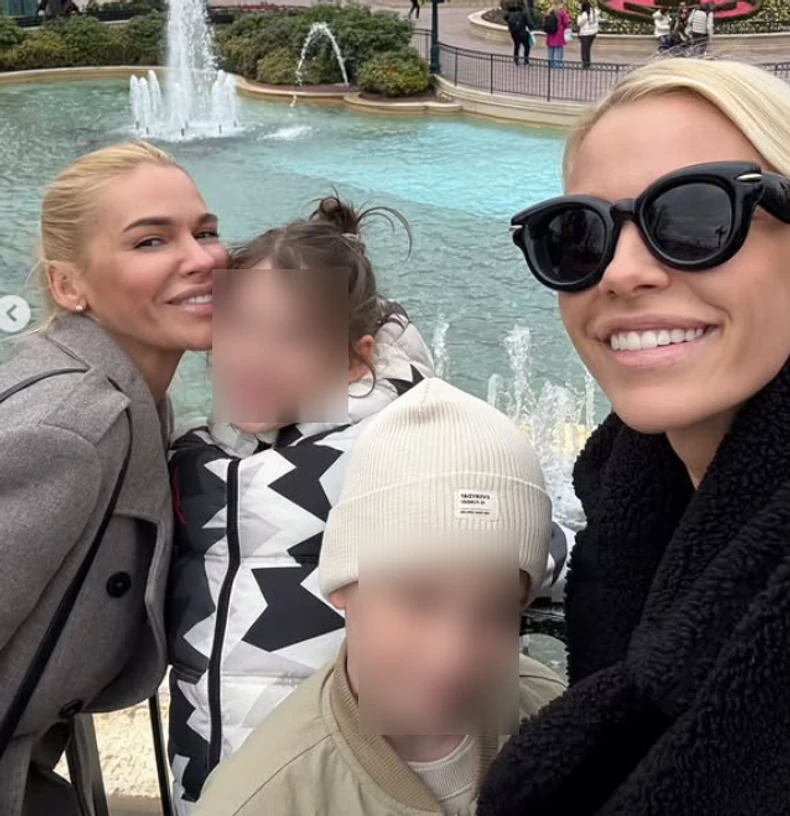 Nataša Bekvalac sa porodicom u Diznilendu