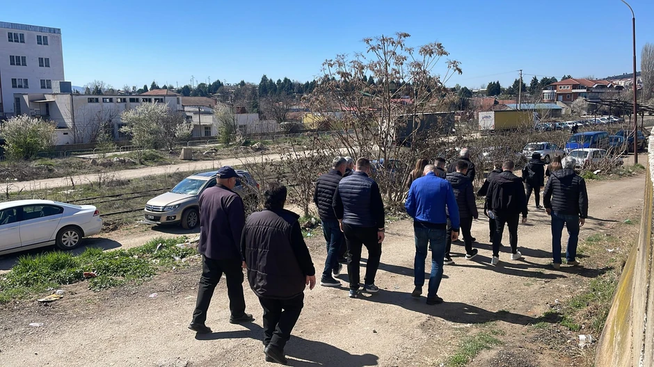 Ljudi u crnini hodaju ka groblju u Kočanima