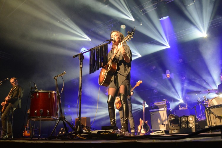 Kasia Kowalska na scenie klubu Stodoła. Warszawa, 25 listopada 2018 roku