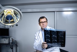 Prof. dr hab. n. med. Mirosław Ząbek, neurochirurg.