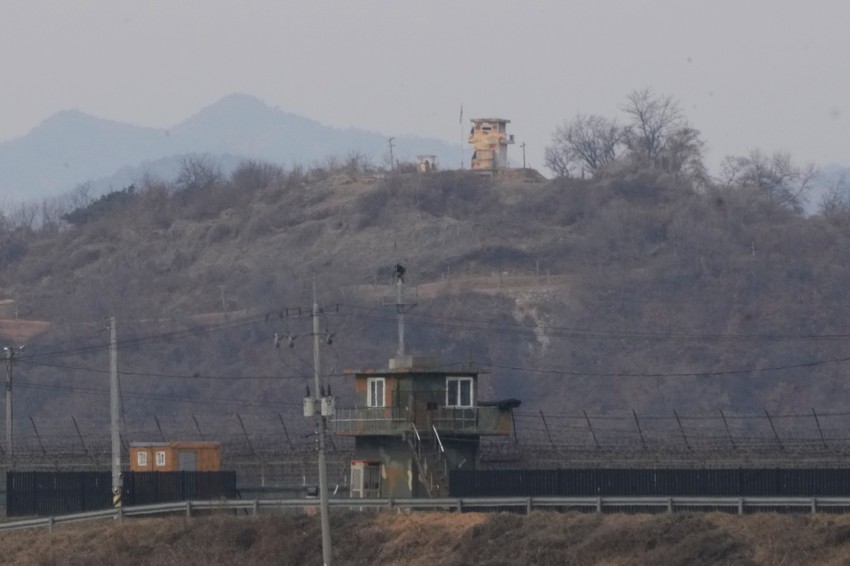 Vojni punktovi Severne (gore) i Južne Koreje