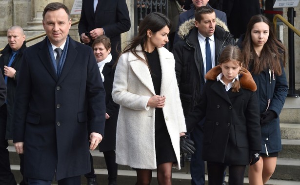 Prezydent Andrzej Duda i Marta Kaczyńska złożyli kwiaty na sarkofagu pary prezydenckiej na Wawelu