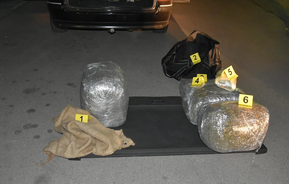 Policija je u automobilu pronašla kokain i oružje