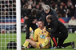 Kuriozalny błąd i rozbity nos Marcina Bułki. Polak nie popisał się w meczu z Paris Saint-Germain [WIDEO]