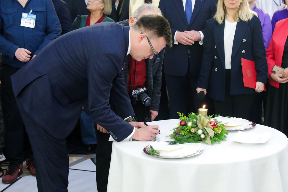 Marszałek Szymon Hołownia podczas spotkania wigilijnego z osobami w potrzebie w Sejmie w Warszawie