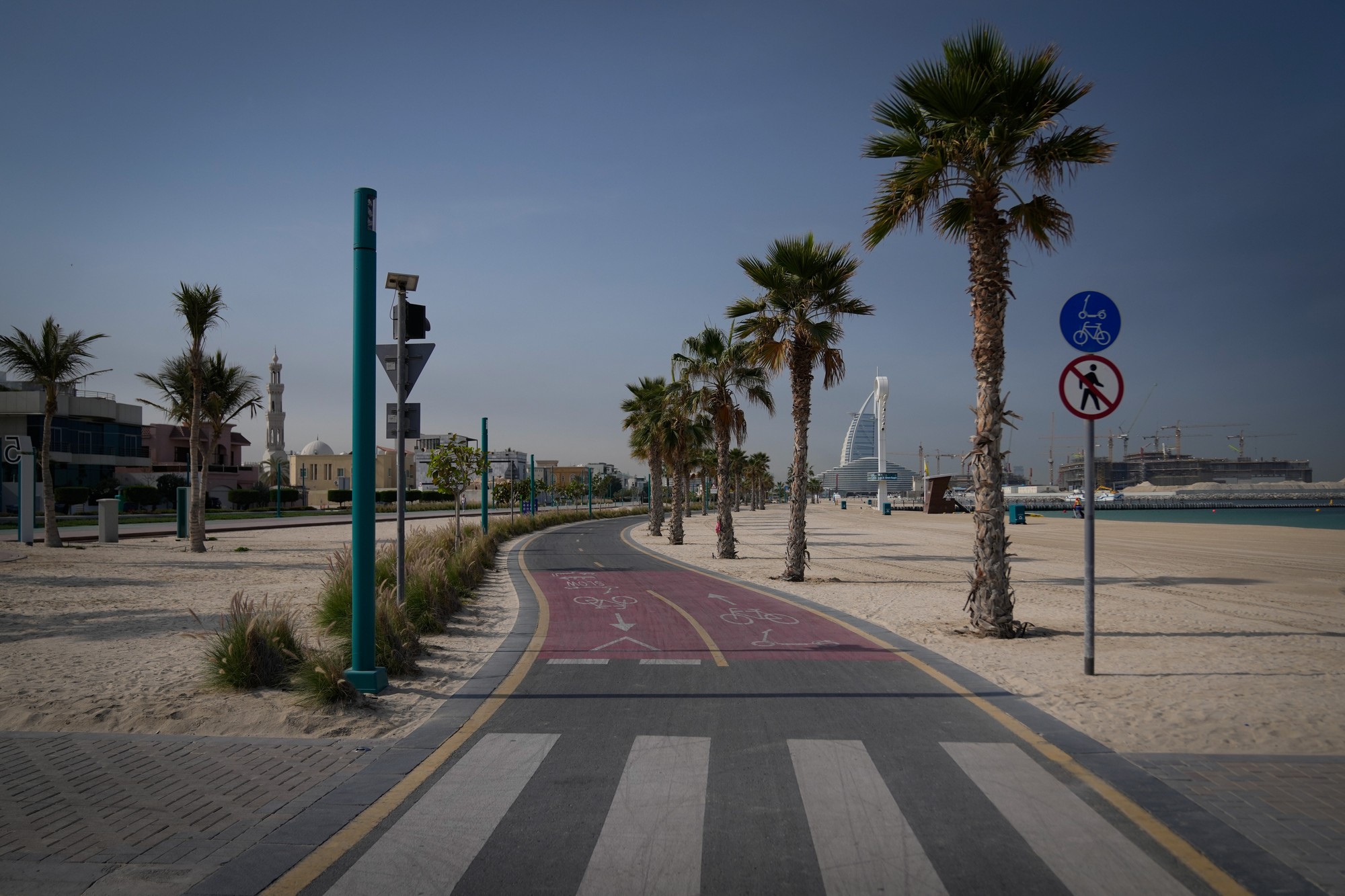 Opustená pláž v Dubaji. 