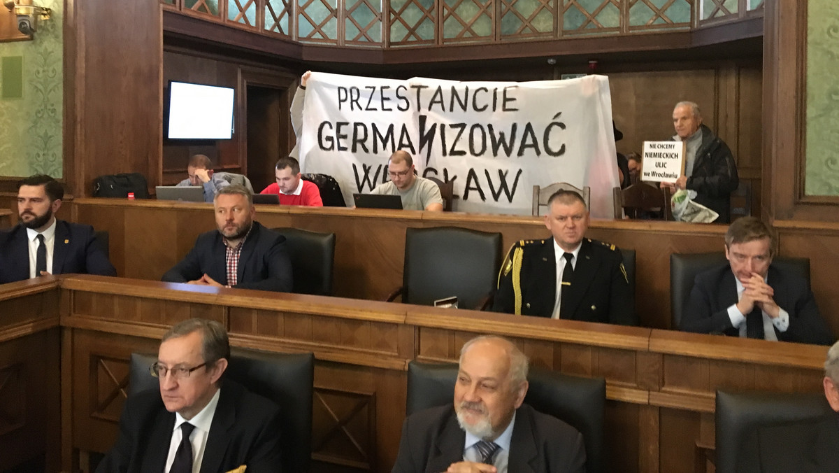 Mimo protestów niewielkiej grupy mieszkańców, która przyszła na sesję, wrocławscy radni zdecydowali, że ulice na modelowym osiedlu WUWA2 otrzymają nazwy na cześć polskich i niemieckich architektów. W ten sposób zostanie uhonorowanych kilkunastu inżynierów, którzy zapisali się w historii miasta.