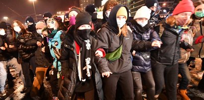 Protest Strajku Kobiet w Warszawie. Bitwa na śnieżki z policją, w ruch poszedł gaz łzawiący