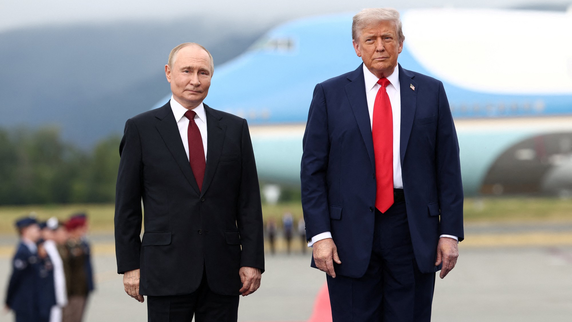 Americký prezident Donald Trump stojí vedľa ruského prezidenta Vladimira Putina počas stretnutia, na ktorom rokujú o ukončení vojny na Ukrajine, na spoločnej základni Elmendorf-Richardson v Anchorage na Aljaške v USA.