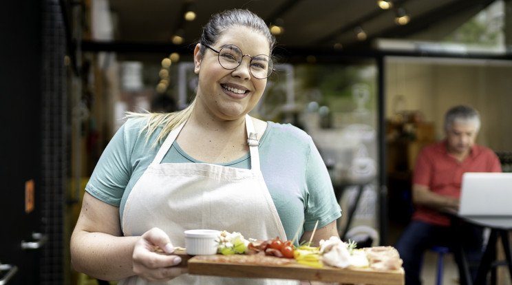 Igen, a túlsúlyos kiszolgáló személyzet jót tesznek az üzletnek. A vendégeknek ez egyfajta felhívás az élvezkedésre. A piszkafa felszolgálók inkább elijesztenek / Fotó: Getty Images