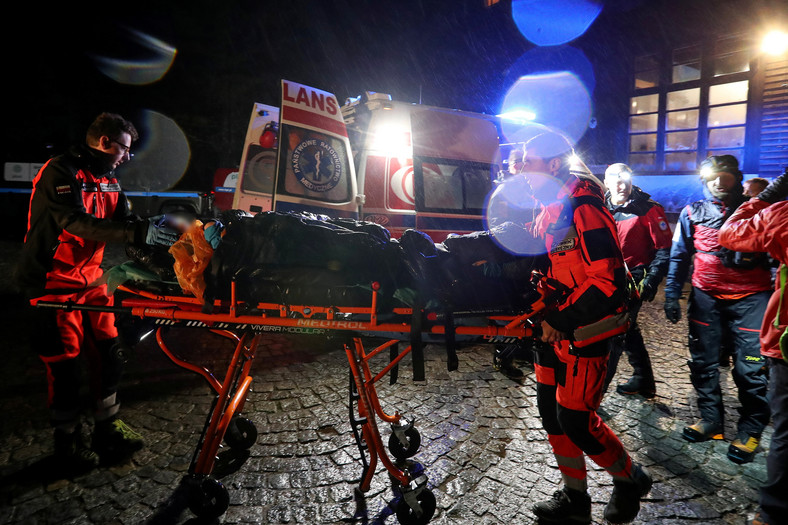 Ranny turysta spod schroniska w Morskim Oku został odwieziony karetką do szpitala w Zakopanem