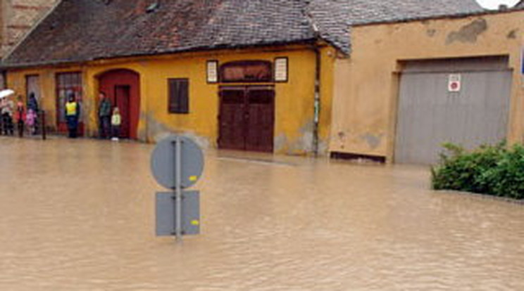 Ház dőlt egy férfira a viharban