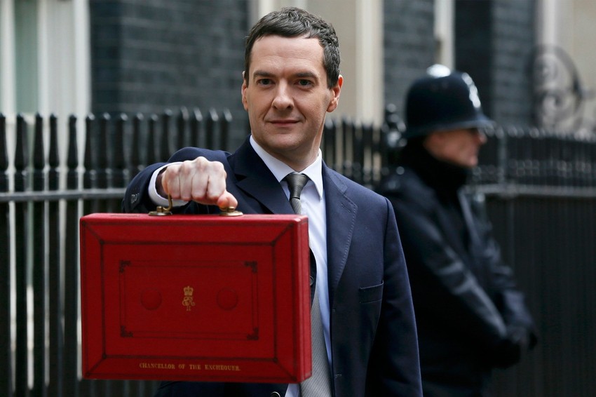 Ministar finansija Džordž Ozborn sa "crvenom kutijom" u kojoj se tradicionalno budžet nosi poslanicima u parlamentu iz Ministarstva u Dauning stritu 11