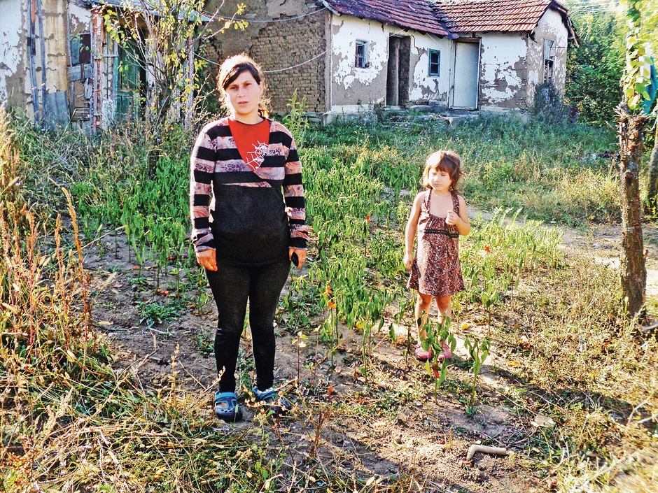 Tijana i njena mama imaju samo jednu sijalicu, ali i dug za struju od 60.000 dinara